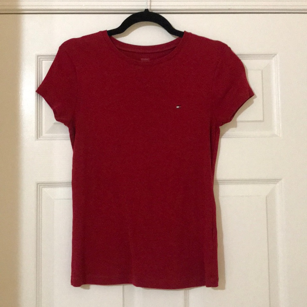 Vintage Tommy Hilfiger tee. Red. Size medium.
